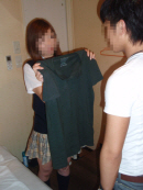 9. お客様が服を着るのを女の子がお手伝いします。